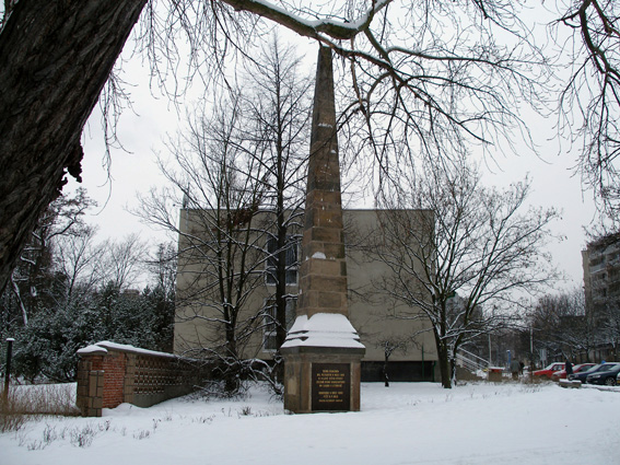 Obelisk v zimě.jpg